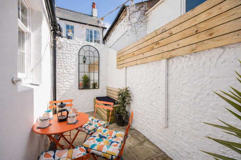 Stylish Central Cottage with Sunny Patio - image 34