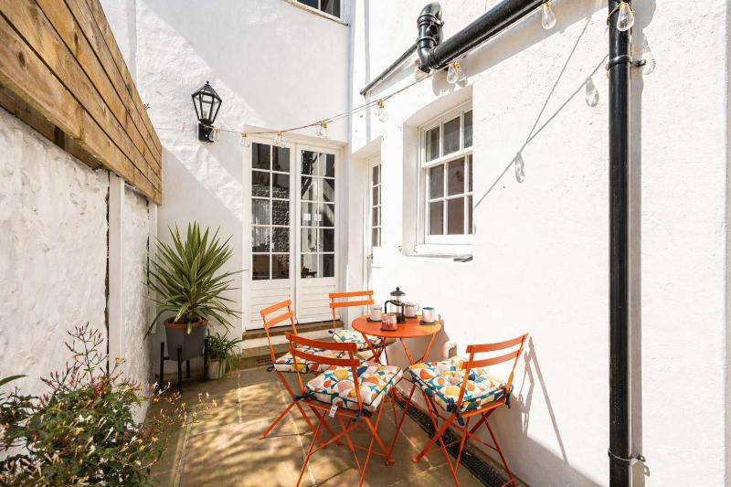 Stylish Central Cottage with Sunny Patio - image 31