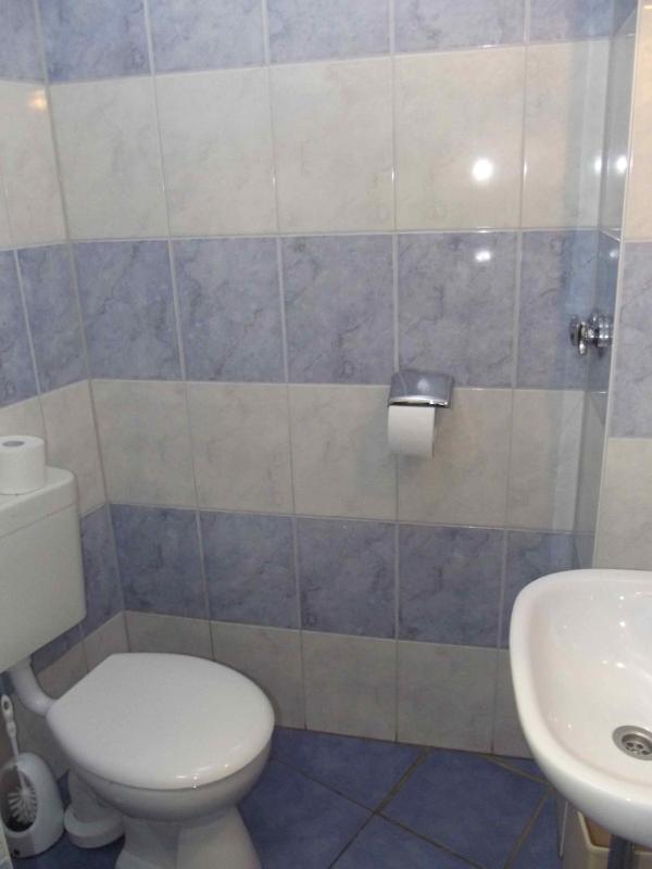 Economy Quadruple Room with Shared Bathroom image 3
