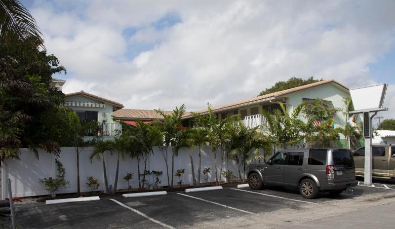 The Big Coconut Guesthouse - Gay Men's Resort - image 25