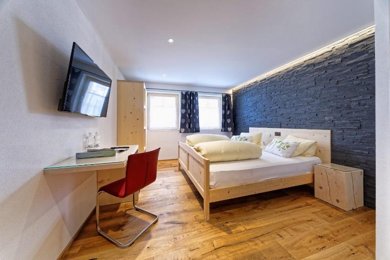 Standard Double Room image 3