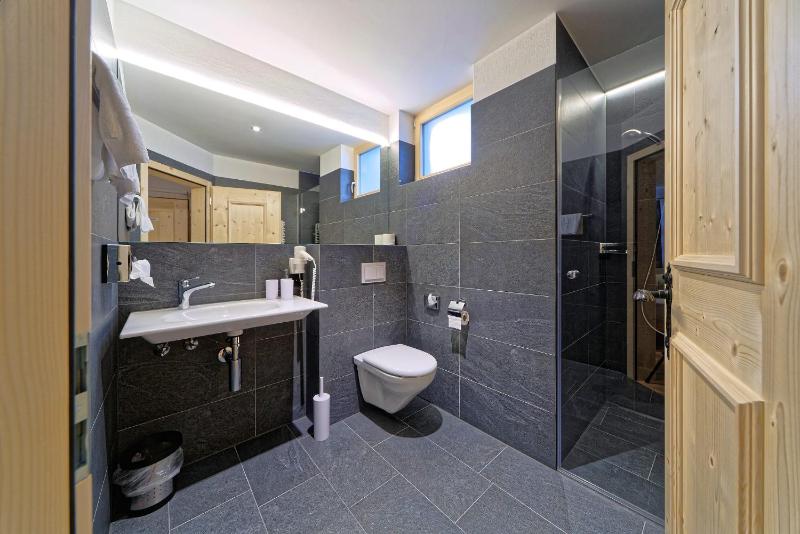Standard Double Room image 2