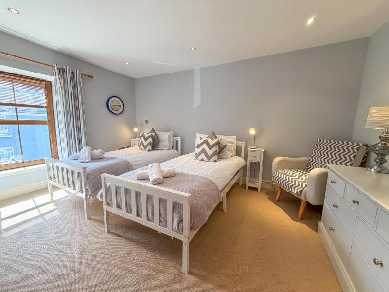 The Burrows - 3 Bedroom Holiday Home - Tenby - image 6