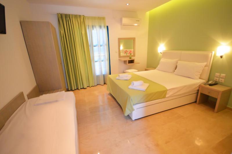 Studio with Sea View (2 Adults + 1 Child) image 3
