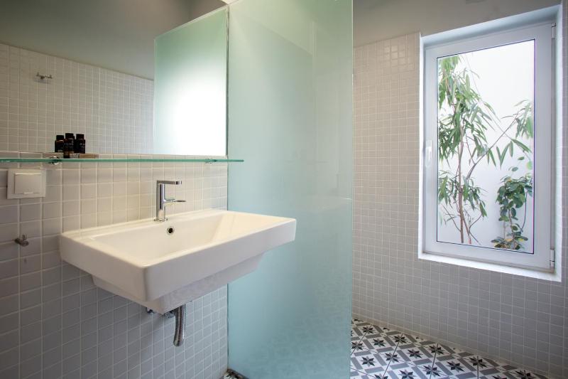 Lovely two-bedroom apartment with roof garden! EP7 - image 5