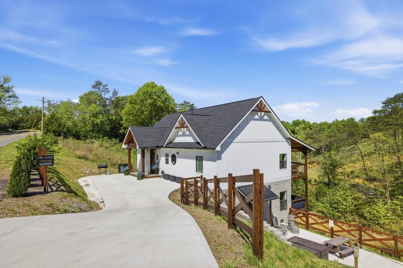 Black Bear Cove cabin - image 11