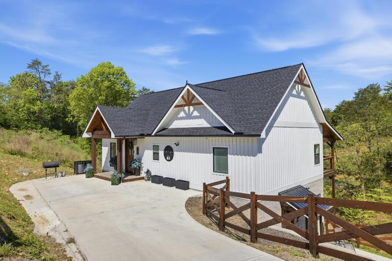 Black Bear Cove cabin - image 1