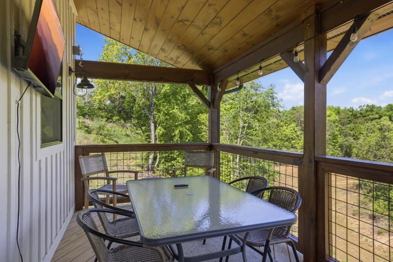 Black Bear Cove cabin - image 37