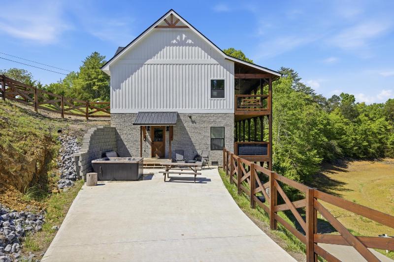 Black Bear Cove cabin - image 13