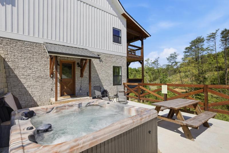Black Bear Cove cabin - image 34