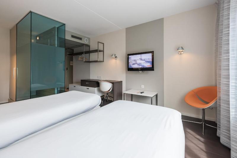 Superior Twin Room image 4