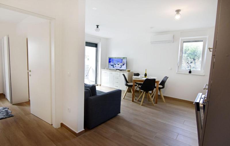 Comfort apartment in Zambratija - image 24