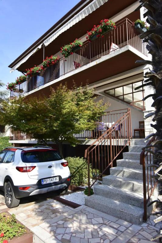 Umag flat with terrace and garden - image 43