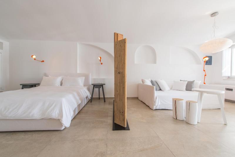 Absolute Suite with Private Hot Tub & Caldera View image 4