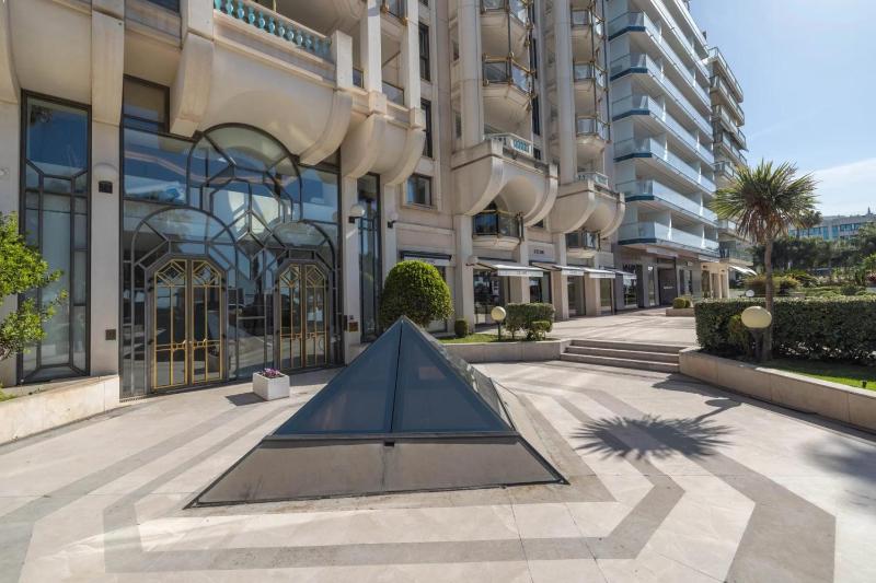 Ref 2058 Cannes Croisette Luxury 2-Bedroom Apartment Indoor Pool for rent - image 6