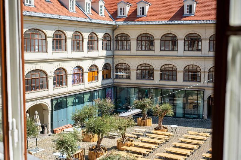 Quiet Courtyard Altstadt Suite - 2BR Lift & Free Parking by HERO HOMES Graz - image 29