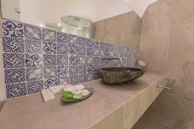 Honeymoon Suite with Private Pool & Caldera View image 1