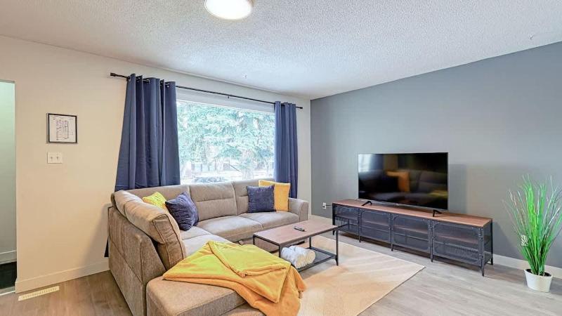 Cozy 2 Bedroom Suite Near Ctrain Mall and Downtown - image 1