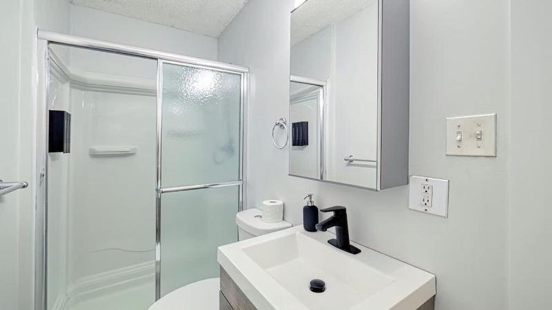 Cozy 2 Bedroom Suite Near Ctrain Mall and Downtown - image 9