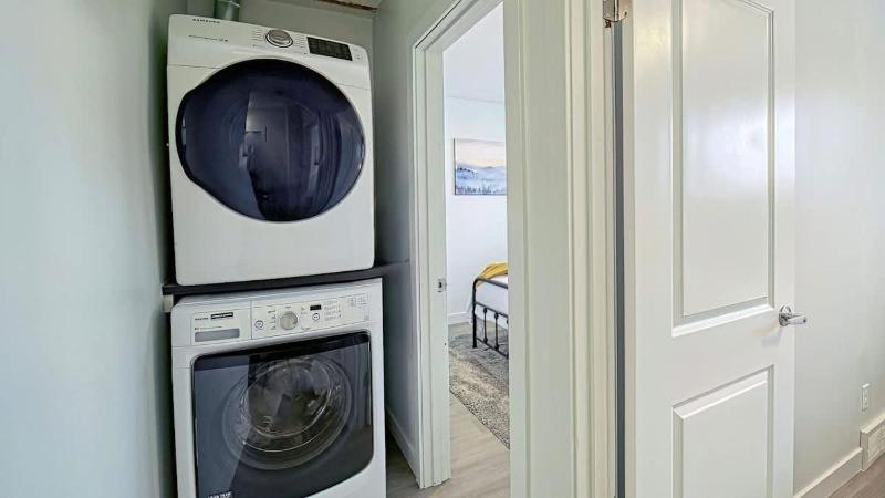Cozy 2 Bedroom Suite Near Ctrain Mall and Downtown - image 8