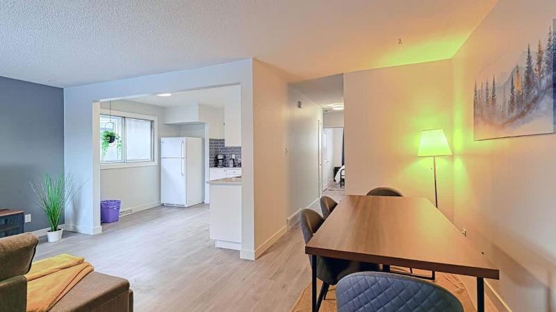 Cozy 2 Bedroom Suite Near Ctrain Mall and Downtown - image 14