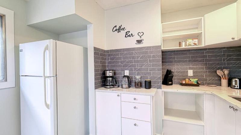 Cozy 2 Bedroom Suite Near Ctrain Mall and Downtown - image 7