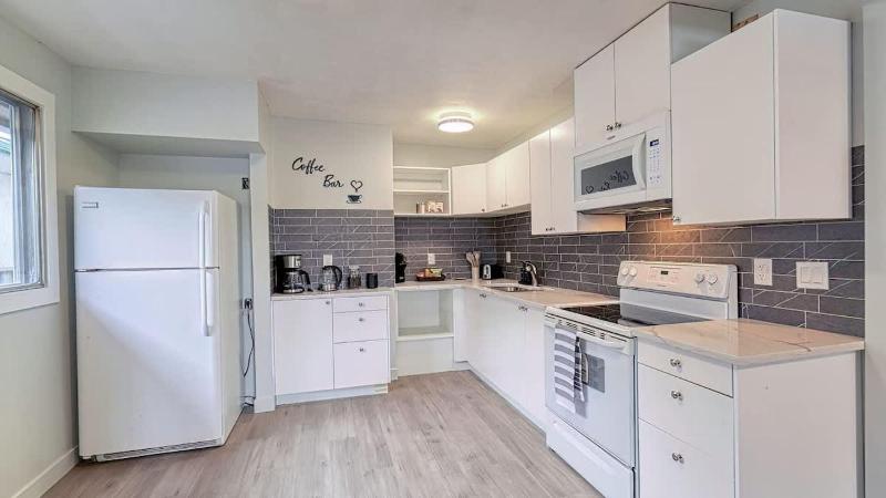 Cozy 2 Bedroom Suite Near Ctrain Mall and Downtown - image 12