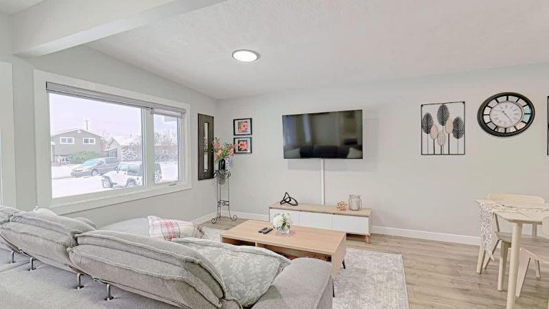 Modern 3BR Suite Steps to C-Train Near Zoo & DT - image 4