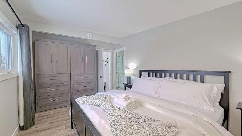 Modern 3BR Suite Steps to C-Train Near Zoo & DT - image 9