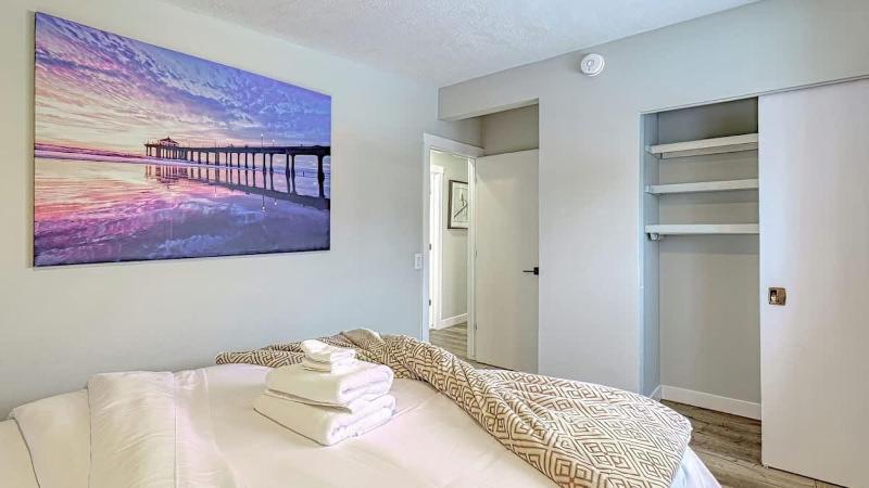 Modern 3BR Suite Steps to C-Train Near Zoo & DT - image 14