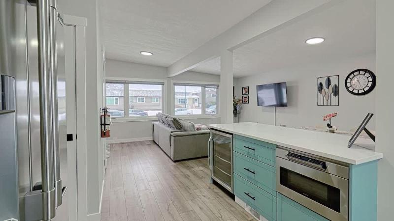 Modern 3BR Suite Steps to C-Train Near Zoo & DT - image 16