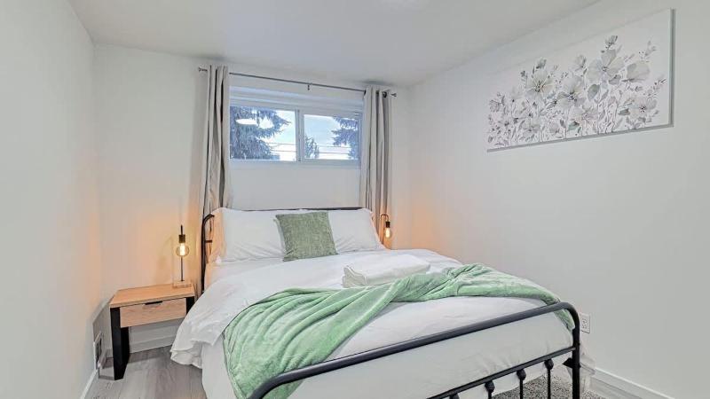Cozy 2BR Suite Near Zoo & downtown Walk to C-Train - image 8