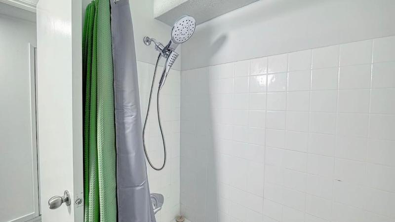 Cozy 2BR Suite Near Zoo & downtown Walk to C-Train - image 4