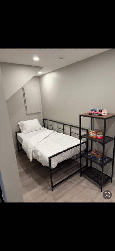 Luxurious and Cozy 1 Bedroom Basement Suite Patio - image 7