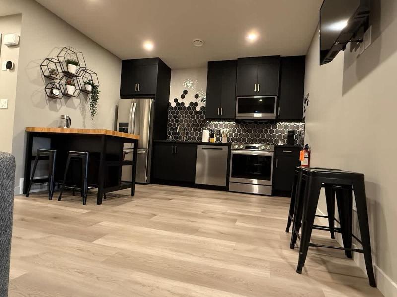 Luxurious and Cozy 1 Bedroom Basement Suite Patio - image 15