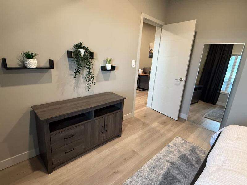 Luxurious and Cozy 1 Bedroom Basement Suite Patio - image 12