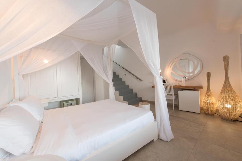 Infinity Suite with Private Pool & Caldera View image 3