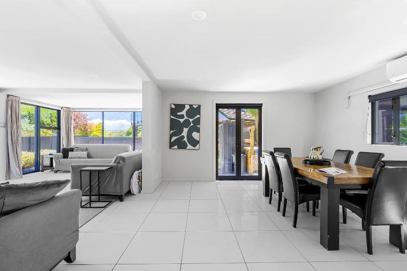 Gather Taupo - Lakefront House - Spa Pool - image 4