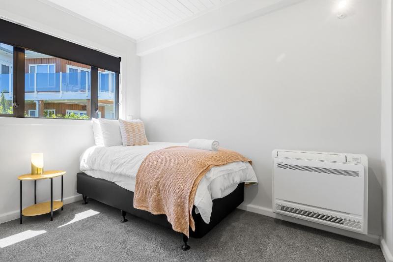 Gather Taupo - Lakefront House - Spa Pool - image 3