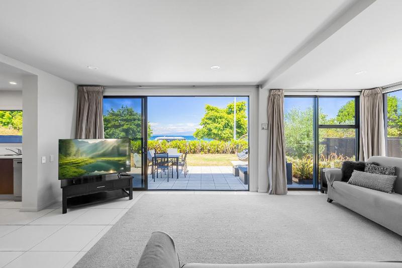 Gather Taupo - Lakefront House - Spa Pool - image 21