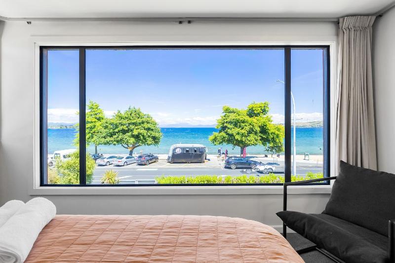 Gather Taupo - Lakefront House - Spa Pool - image 5