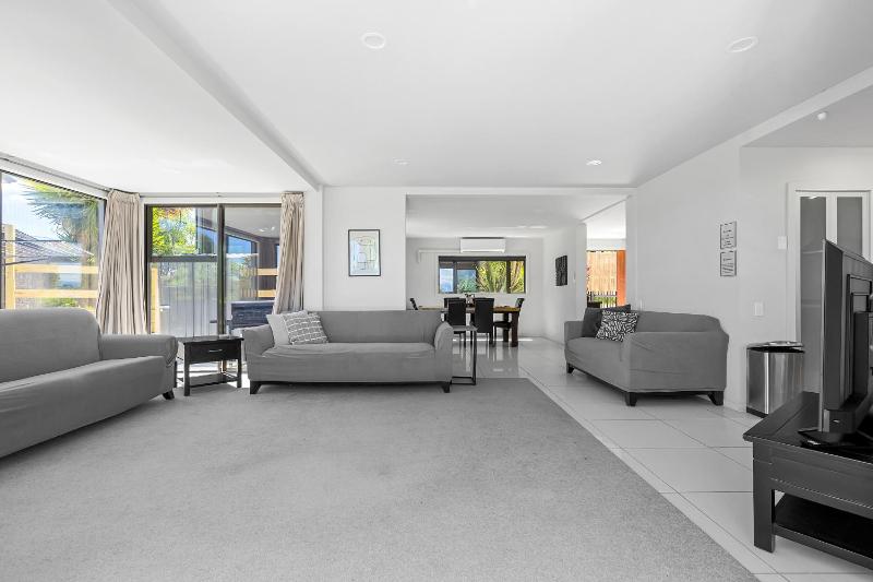Gather Taupo - Lakefront House - Spa Pool - image 7