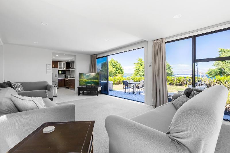 Gather Taupo - Lakefront House - Spa Pool - image 10