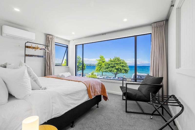 Gather Taupo - Lakefront House - Spa Pool - image 13