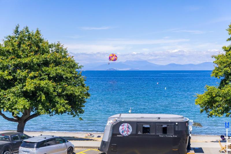 Gather Taupo - Lakefront House - Spa Pool - image 9