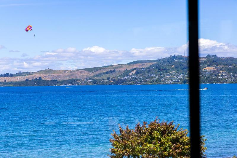 Gather Taupo - Lakefront House - Spa Pool - image 23