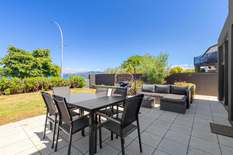 Gather Taupo - Lakefront House - Spa Pool - image 28