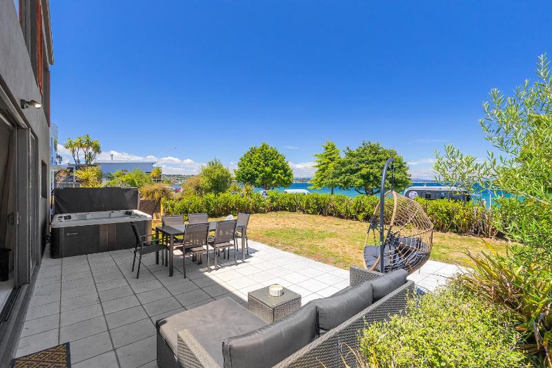 Gather Taupo - Lakefront House - Spa Pool - image 18