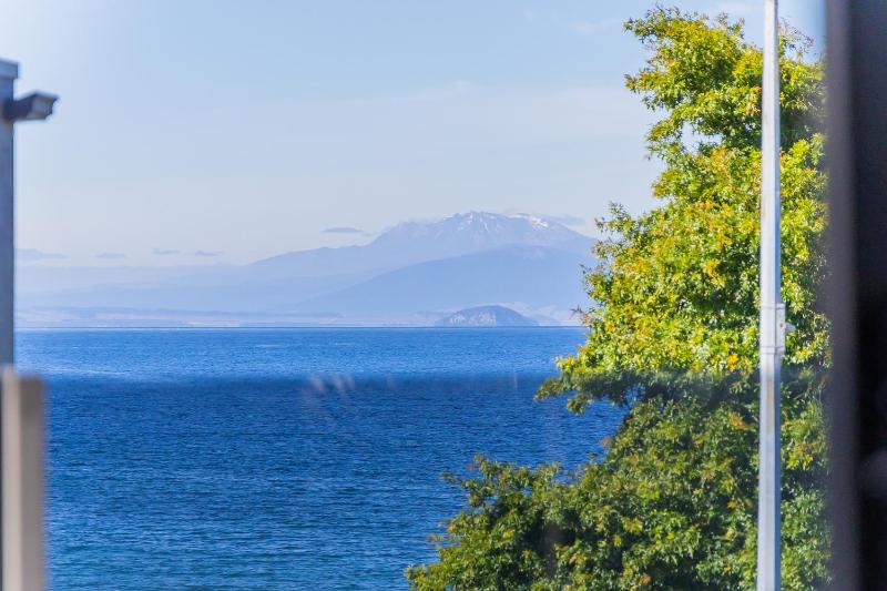 Gather Taupo - Lakeview - Spa Pool - image 7