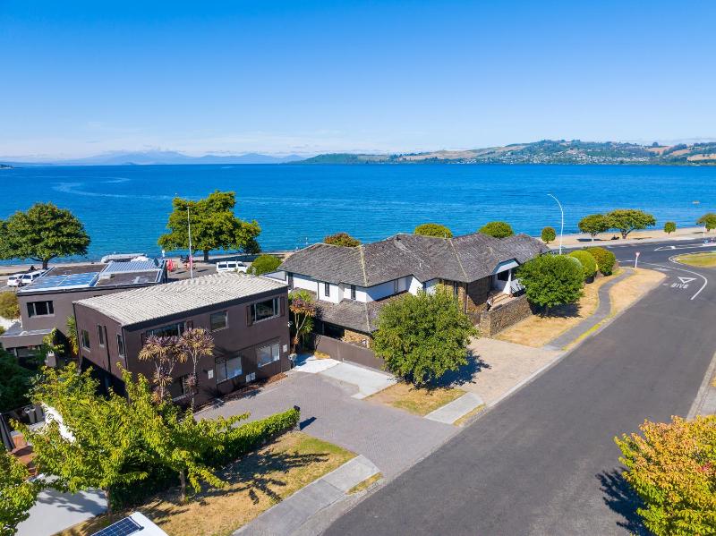 Gather Taupo - Lakeview - Spa Pool - image 6
